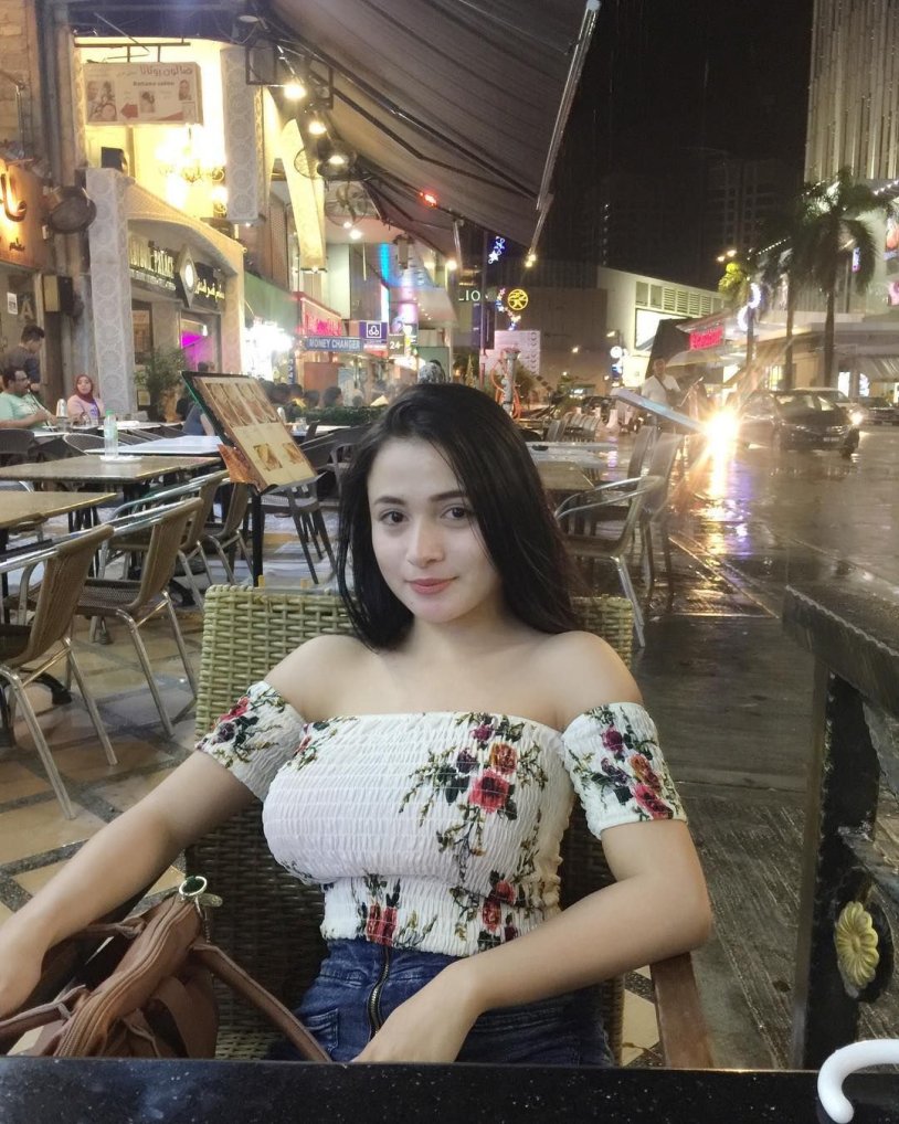 Pandorakaaki model selfie