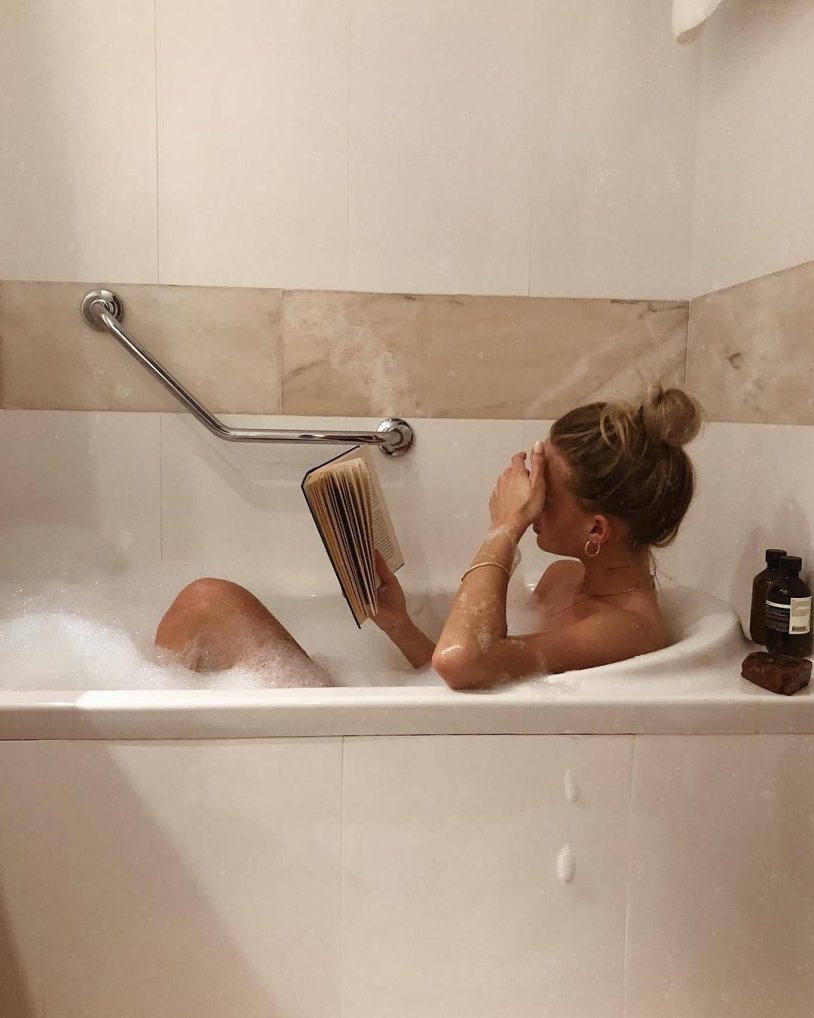 Girl in the bath Aesthetics
