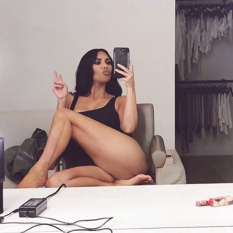 Kim Kardashian masturbates