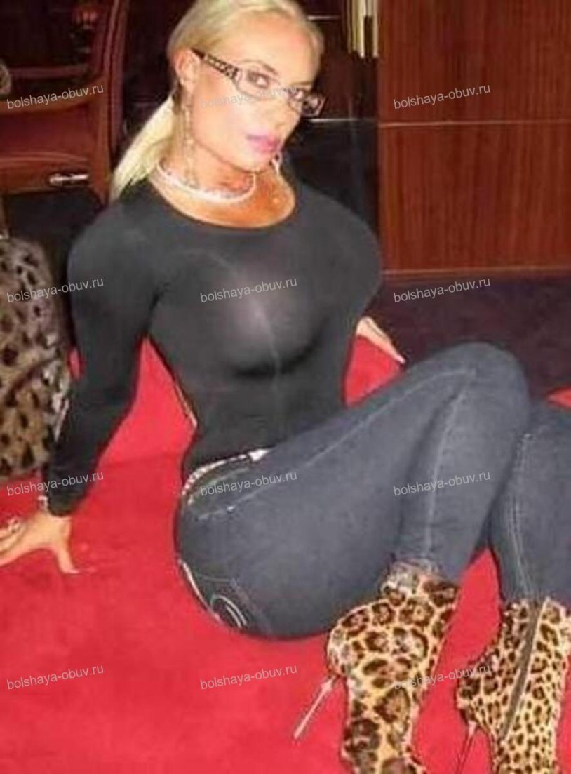 Nicole Austin in leggings