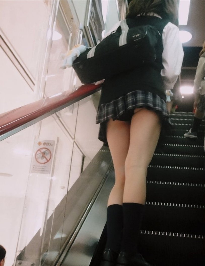 Upskirt Jennifer Aniston