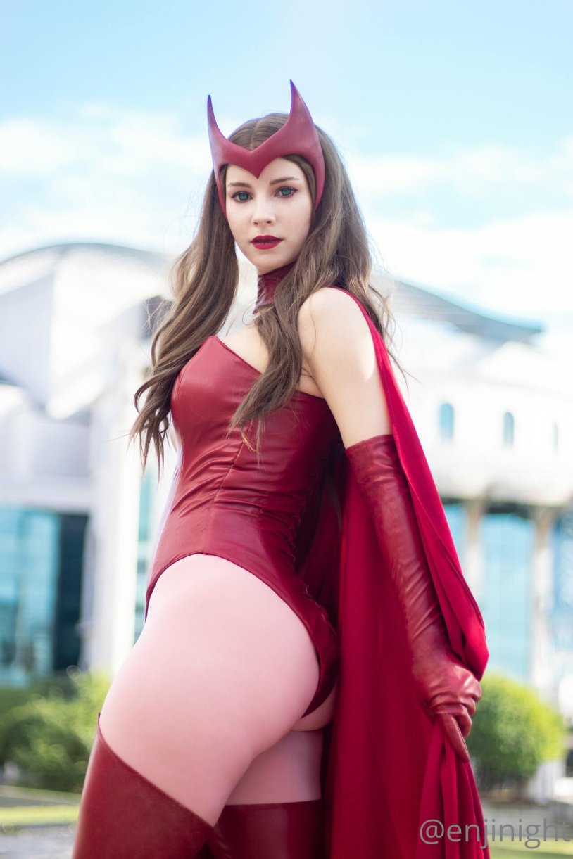Scarlet witch cosplay