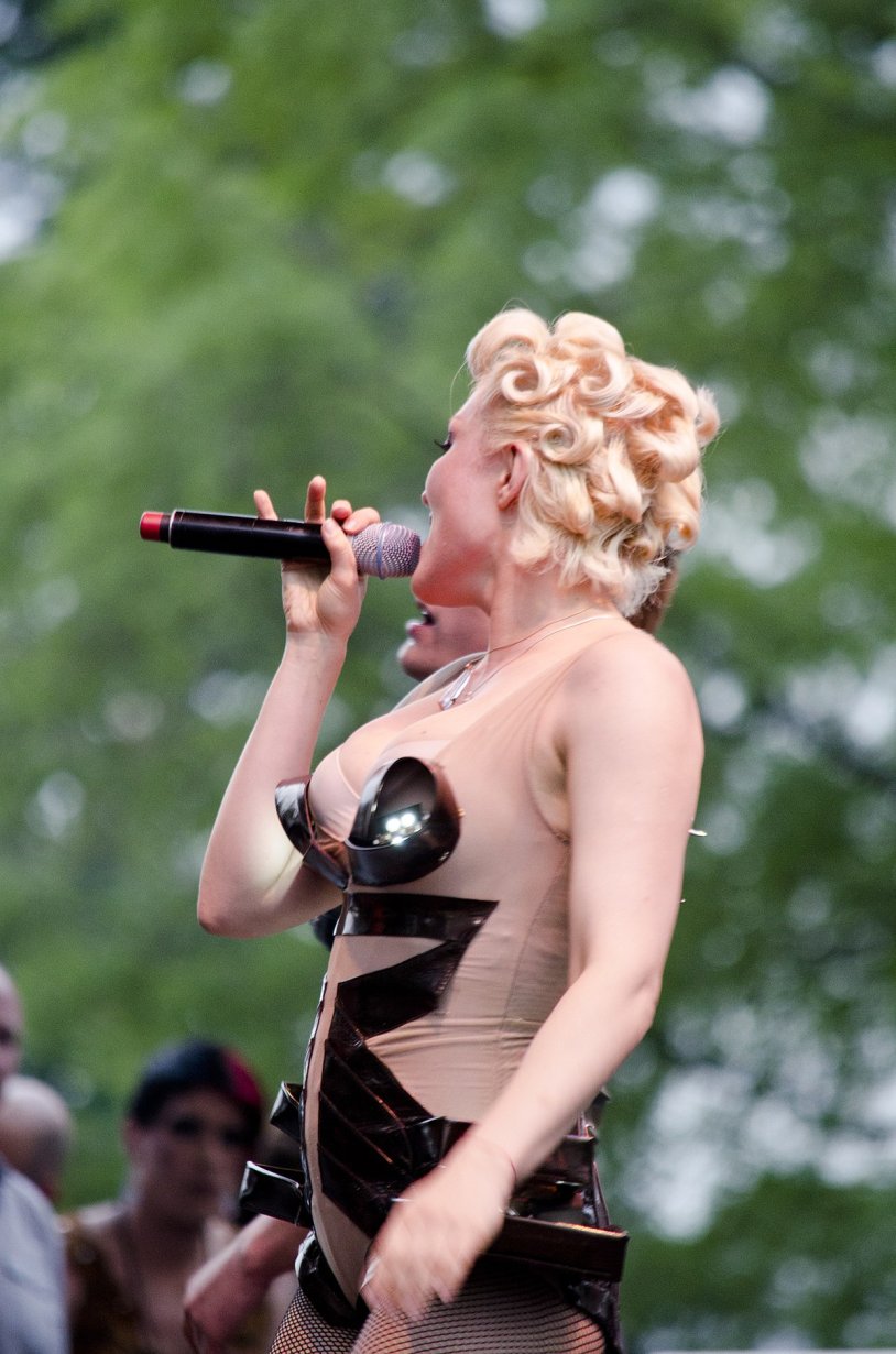 Sasha Gradiva listen