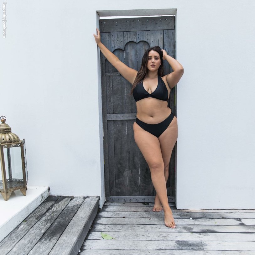 Models plus saz in swimsuits