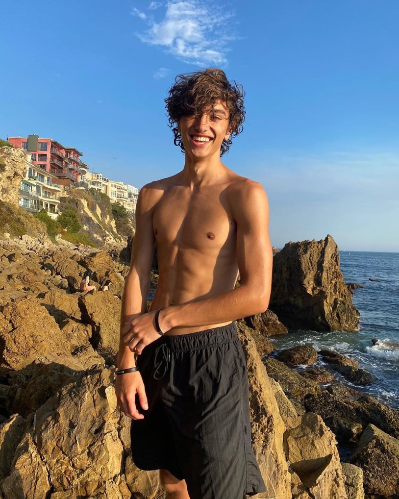 Gavin Warren barefoot