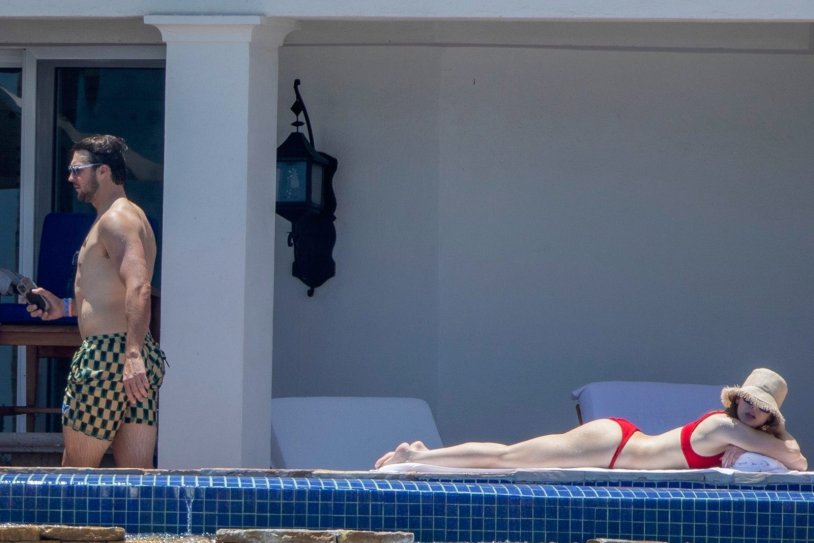 Hailee steinfeld bikini