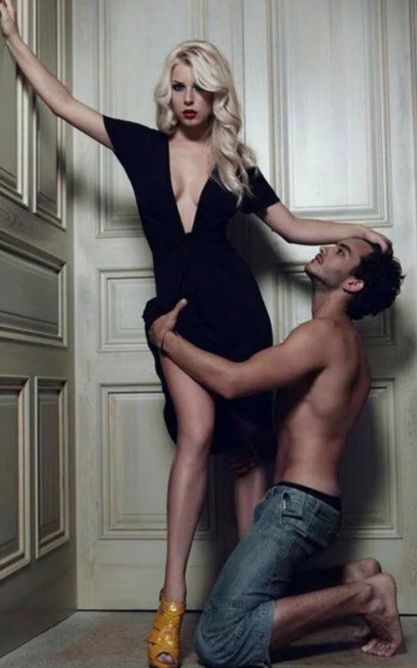 Man at the feet of a woman