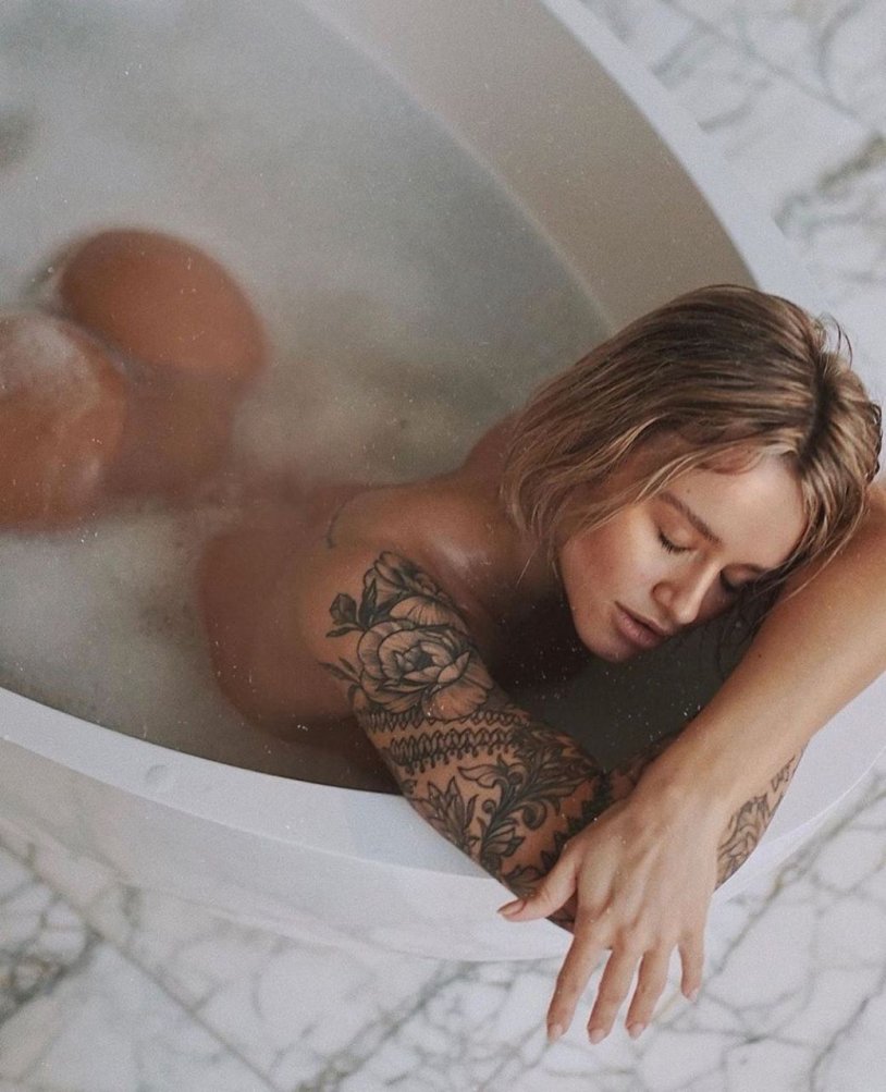 Elizabeth Frolova Nude