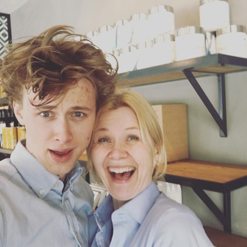 Henrik Holm with a girl