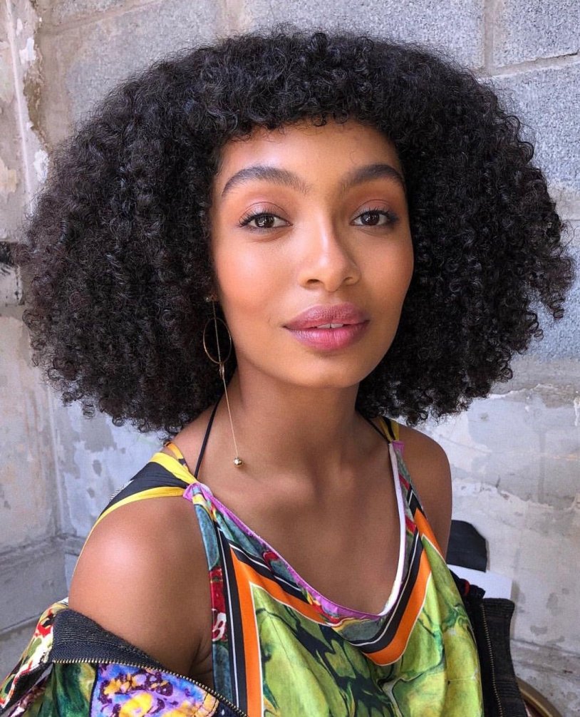 The girl is dark -skinned