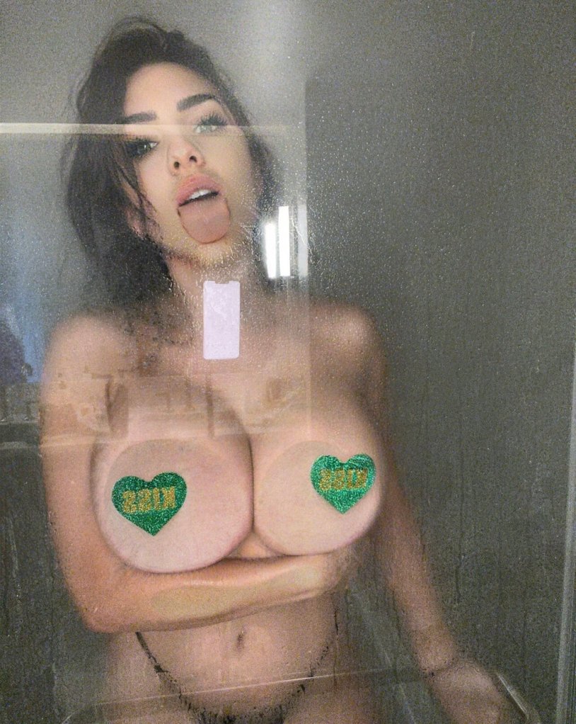 Paige Woolen showed the chest naked