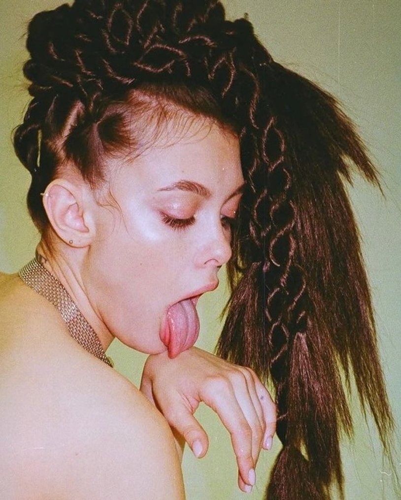 Nude model Lisa Adamenko