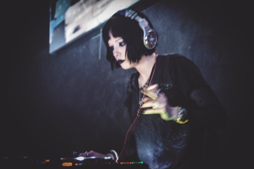 Alice Glass dark hair