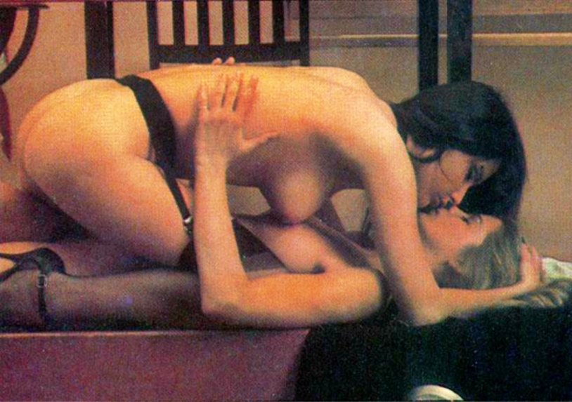 Lesbian kiss Courtney Cox