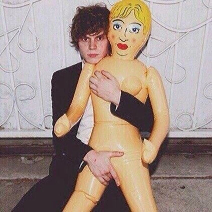 Naked Evan Peters without panties