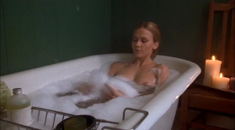 Julia Roberts Beauty in the bathroom