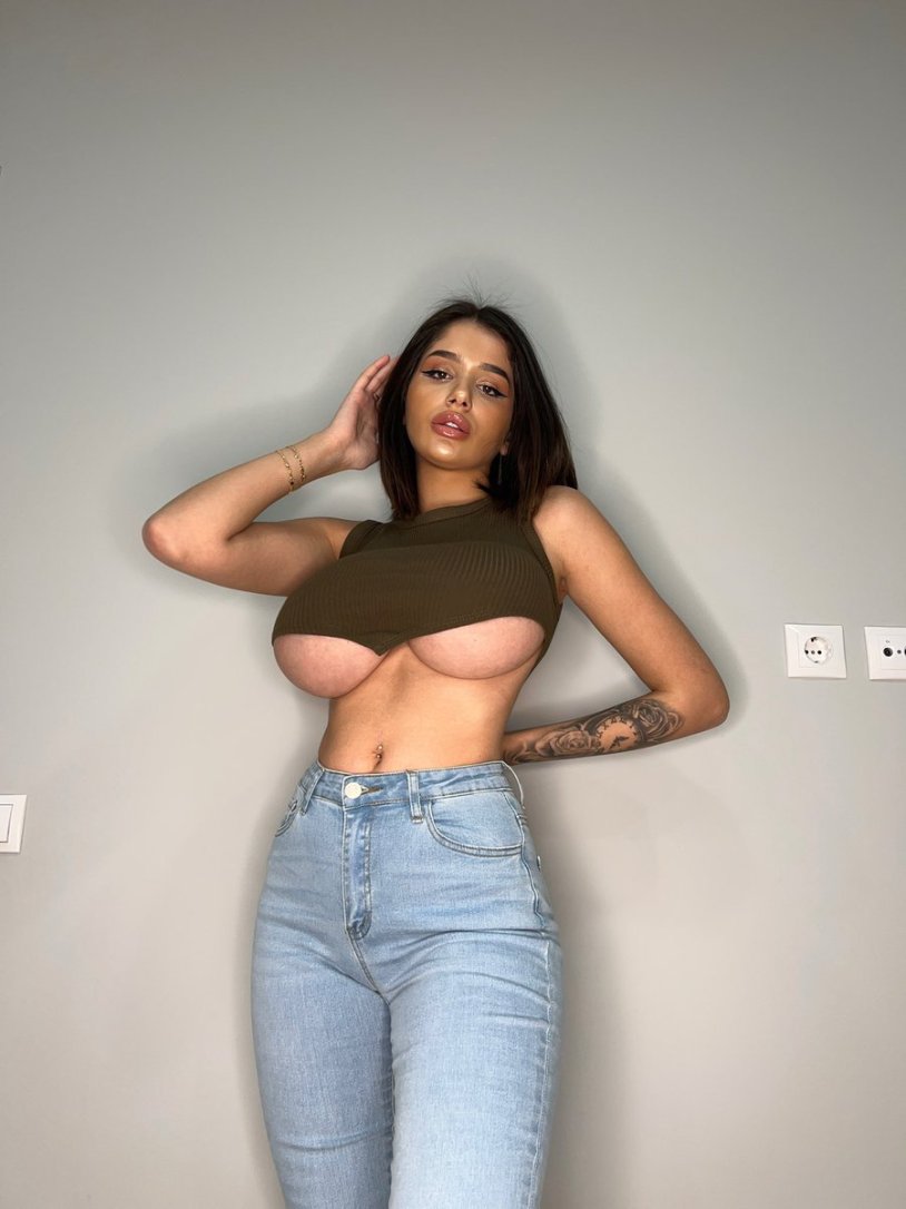 Juliaticaofical Huge Tits