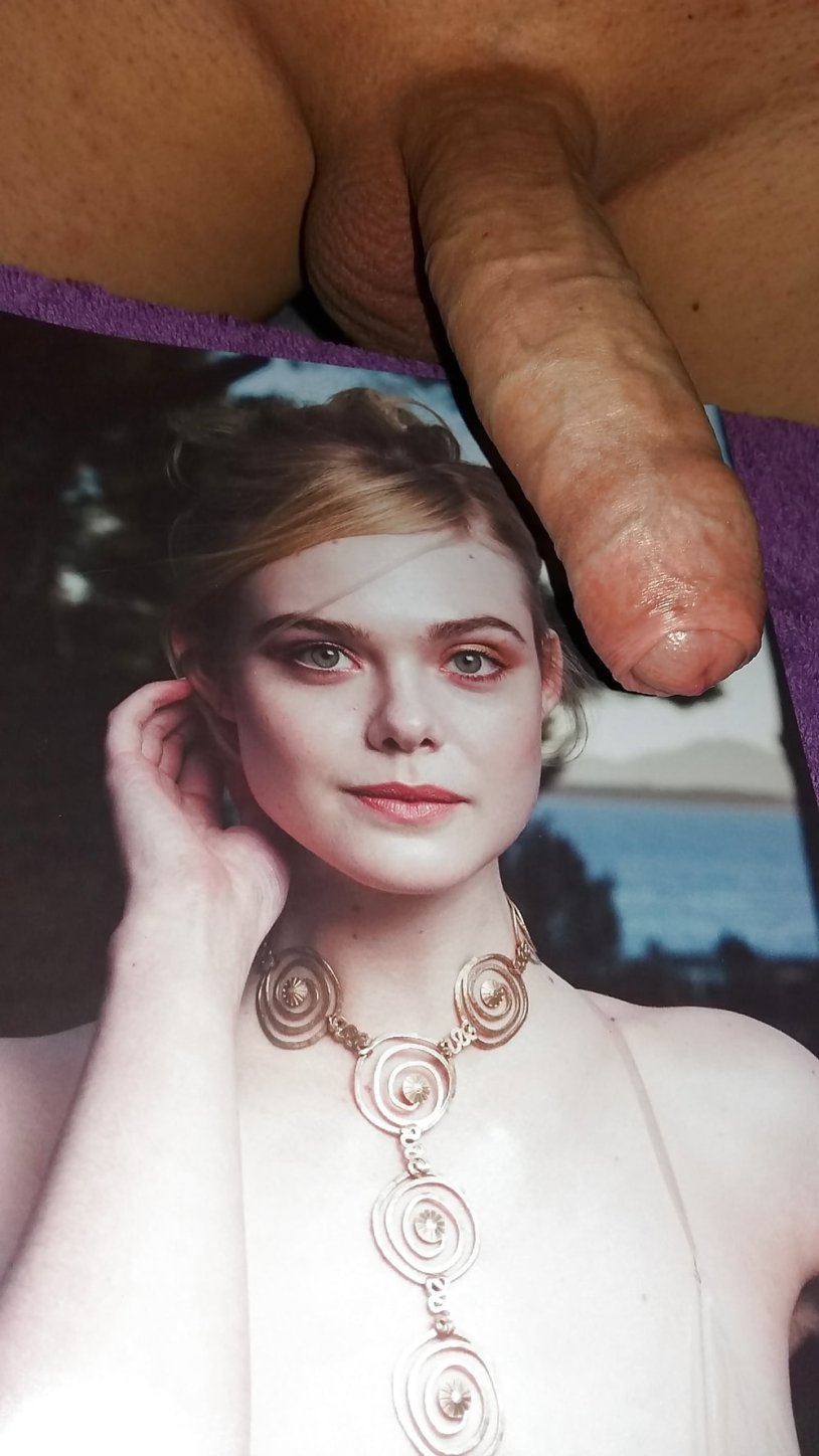 Actress El Fanning Naked