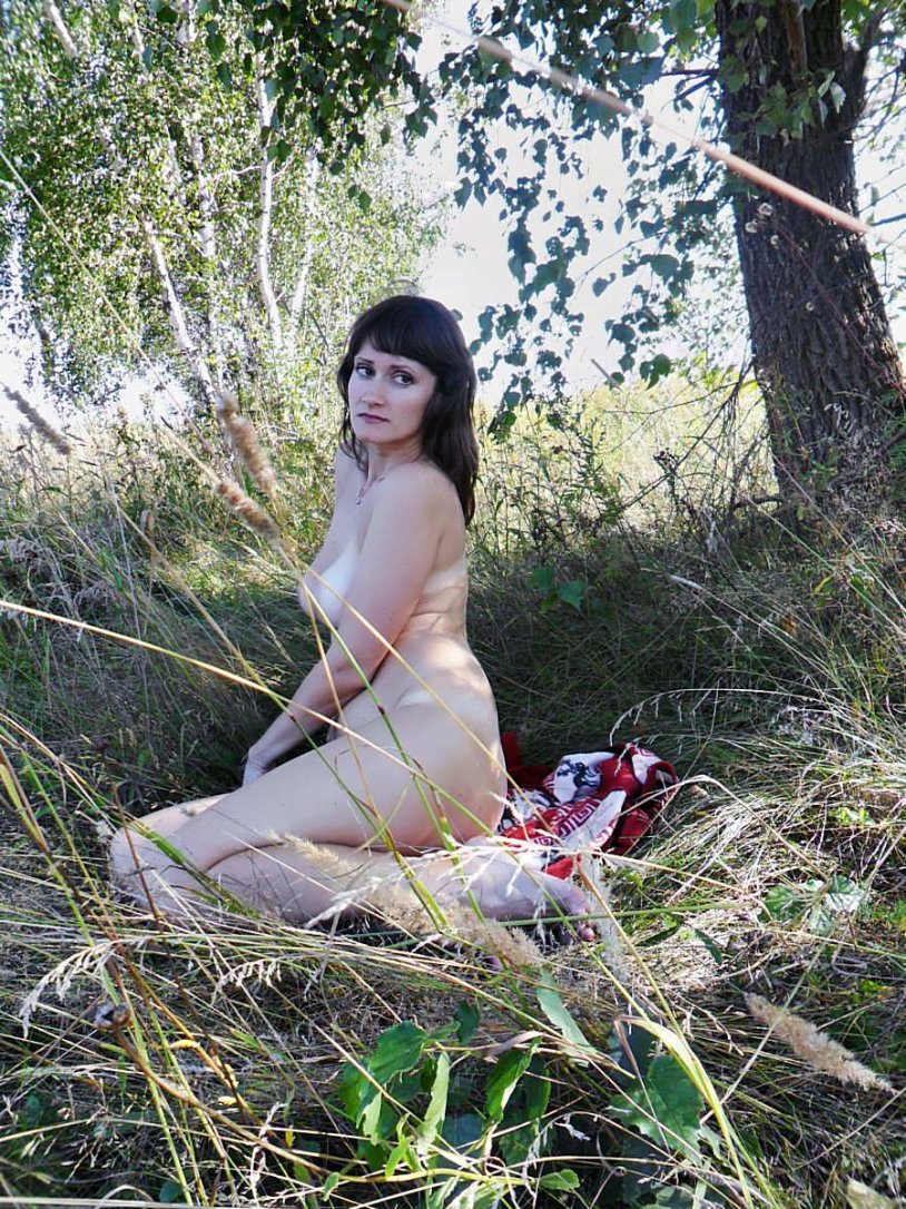 Voyeurism of the wife in nature