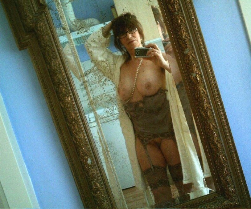 Selfies of naked mature women