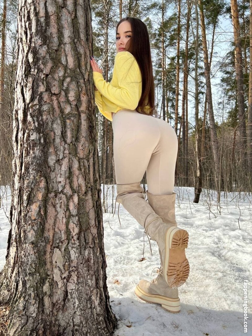 MayTiyn Liv naked without clothes