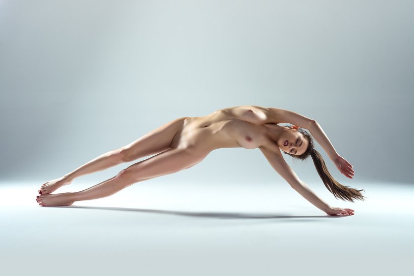 Pose for nude