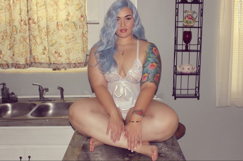 Kilogram model Tess Holidei