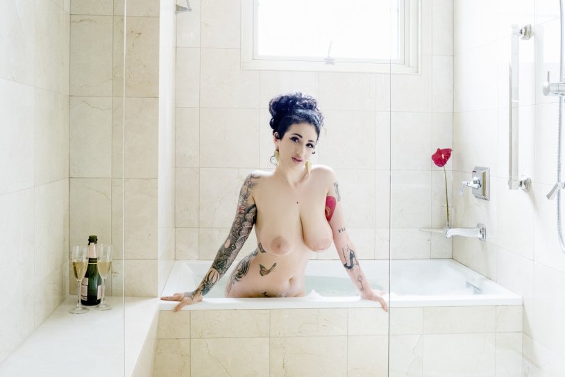 Naked Arabella Rafael