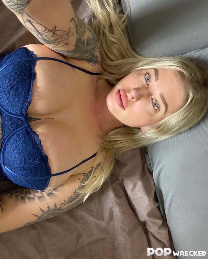 Vikki Aisha in jeans