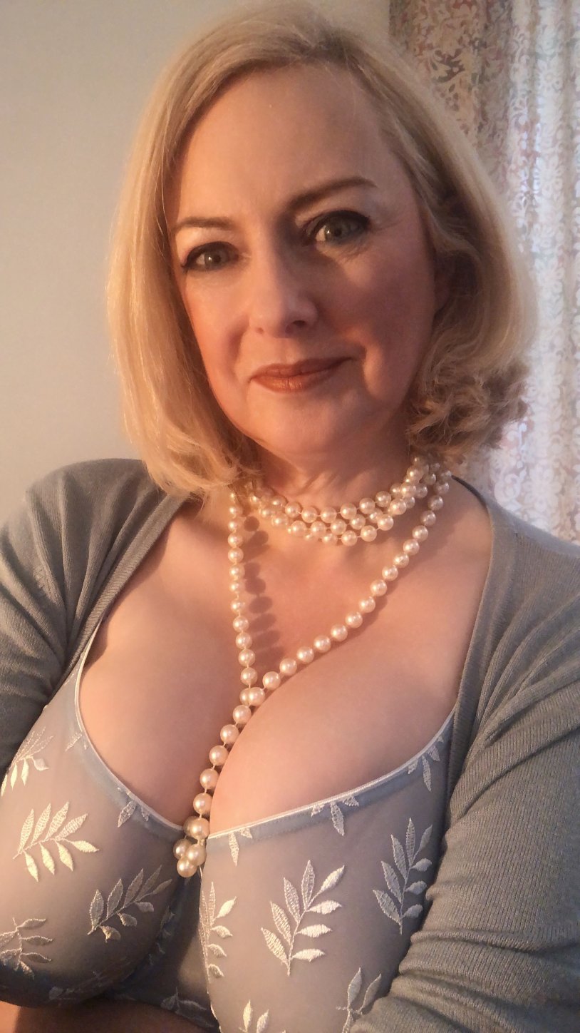 Mature Courtesan Annabel Selfie boobs