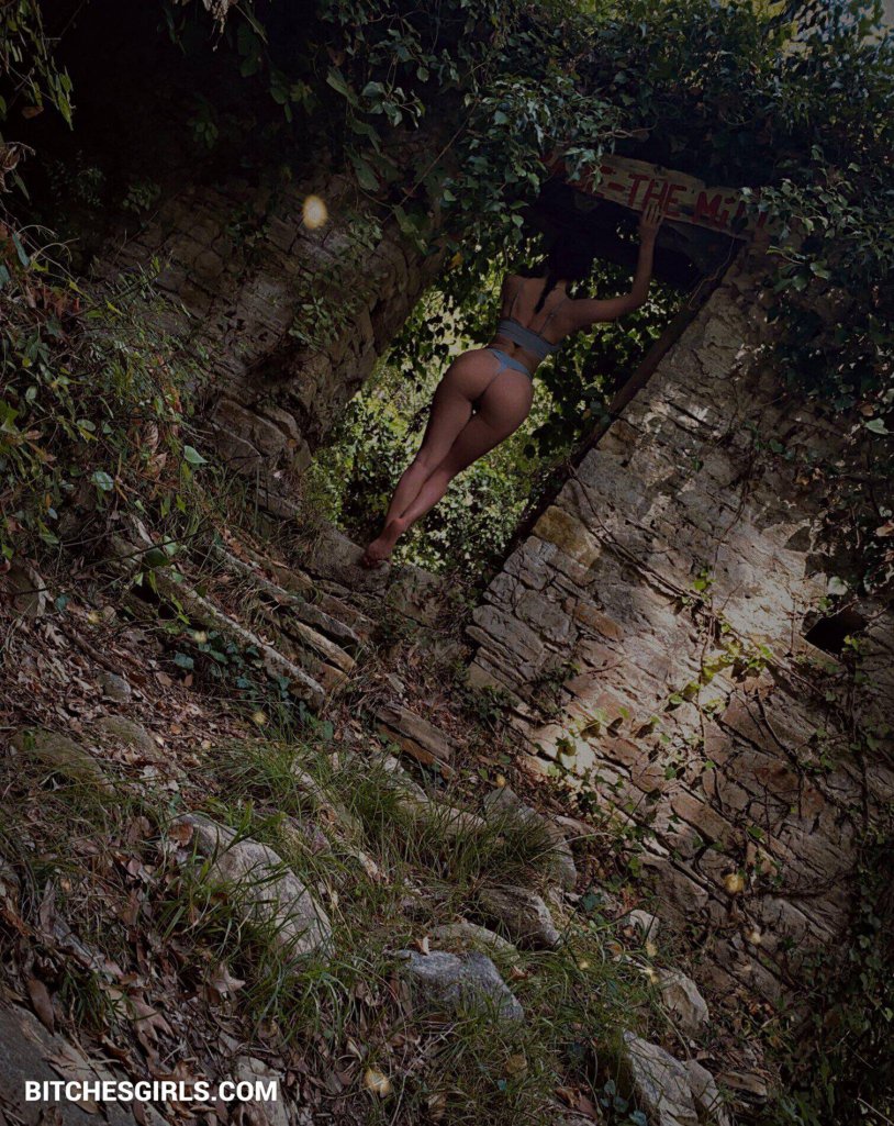 Gorgeous ass in nature