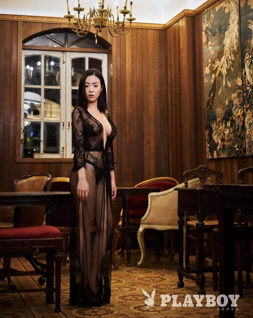 The peignoir is long