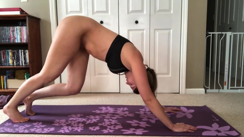 Mature blonde decided to do yoga without naked