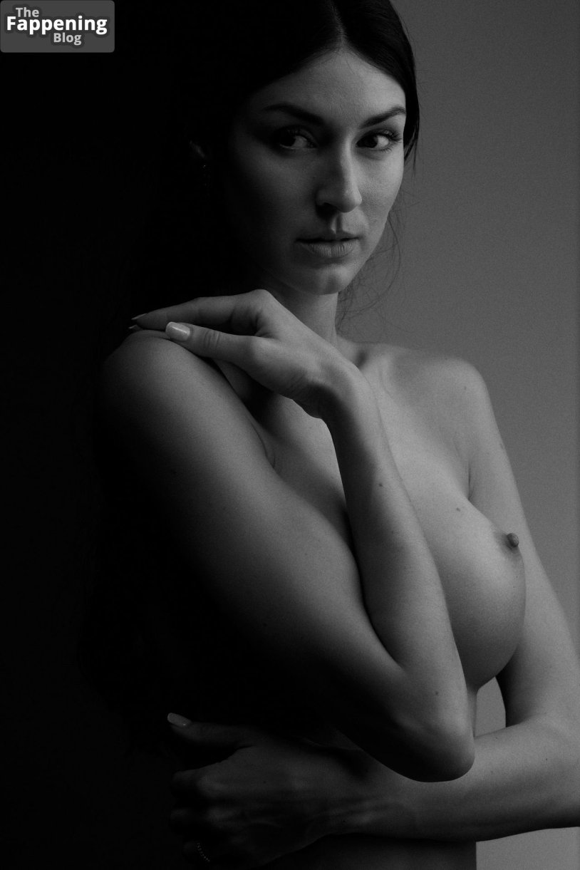 Photographer in the style of nude