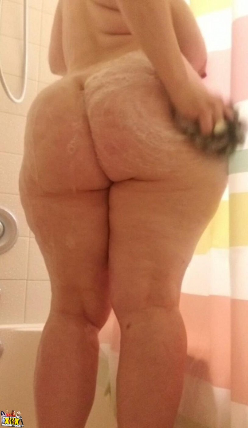 Naked Mal Malloy without panties