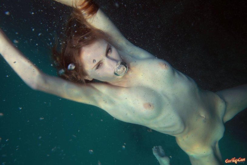 Underwater shooting nude