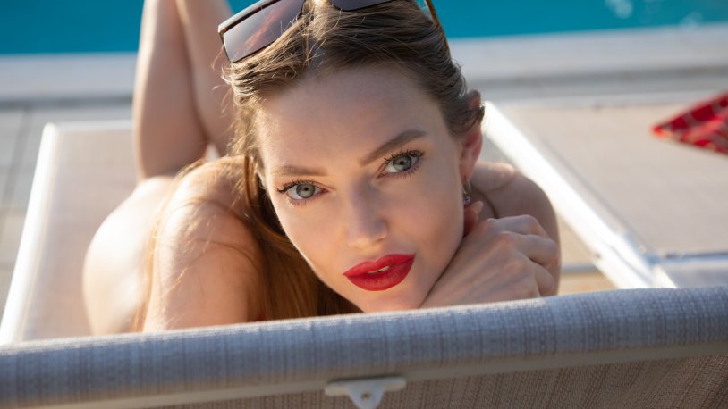 Beautiful girls on the screensaver