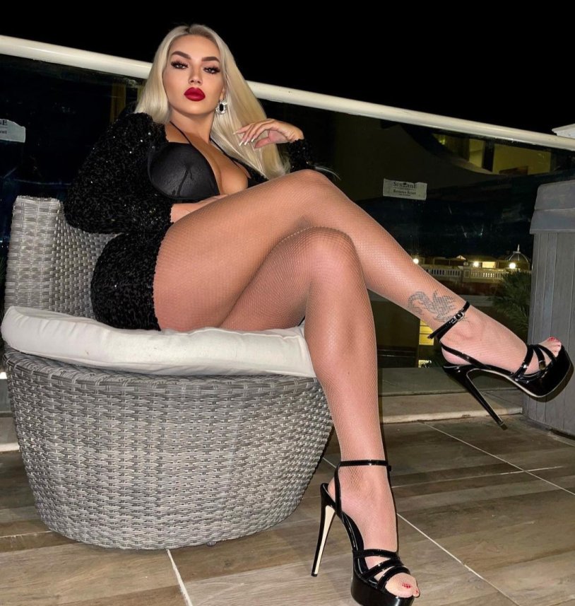 Model Jelena Unikat in Mini