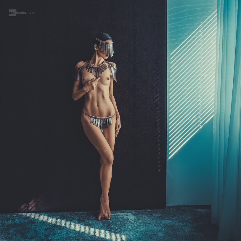 Academic nude Dana Hecho