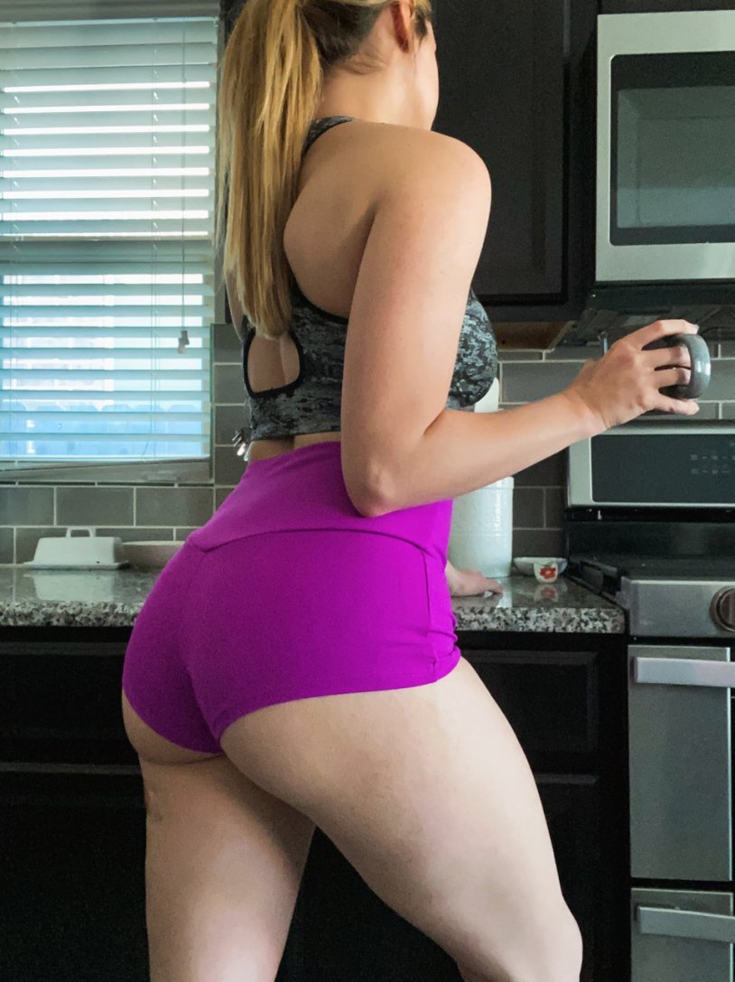 Photo girls with flowers from the back