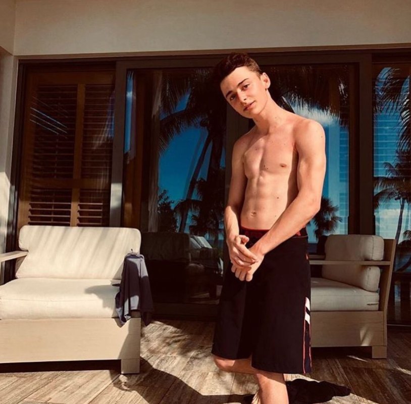 Noah Shnapp 2020 without T -shirt