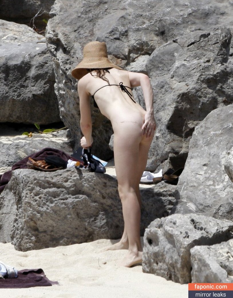 Charlotte Hensbur Toples