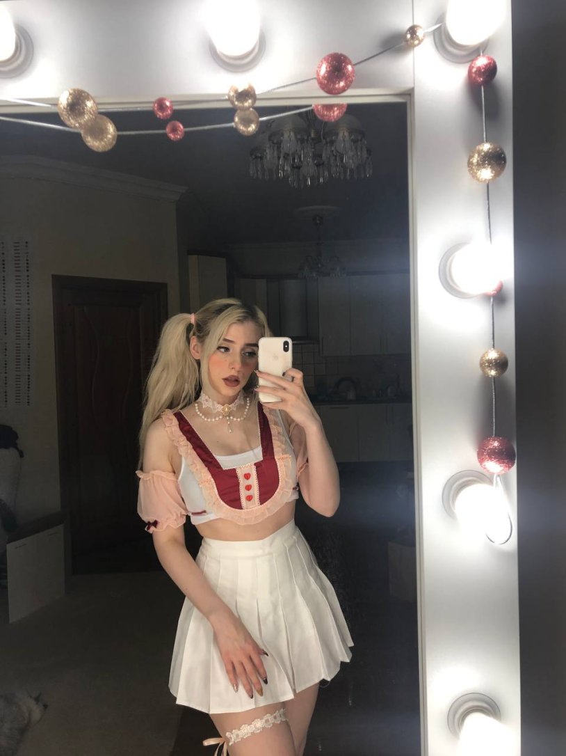 Svelar Sollar in a skirt