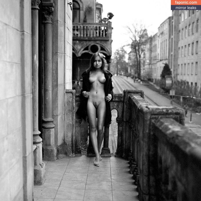 Photo shoot nude on the embankment