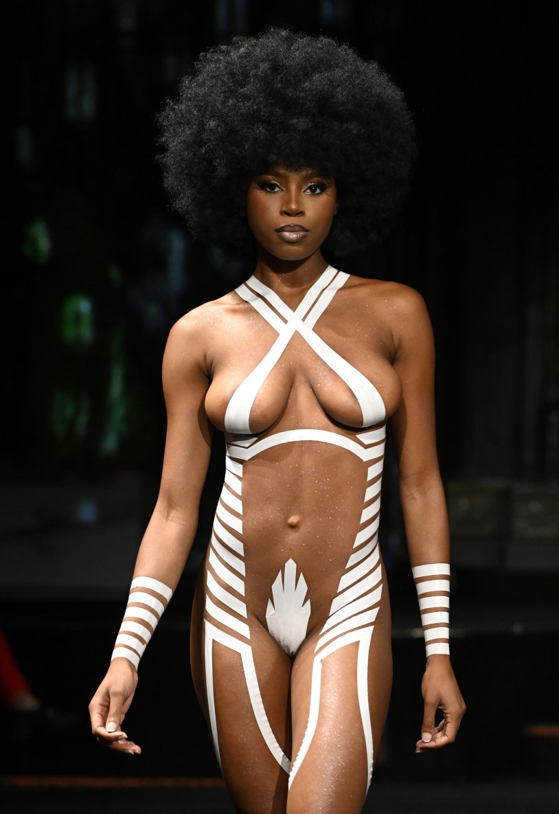 Model Black Teip Progzkt