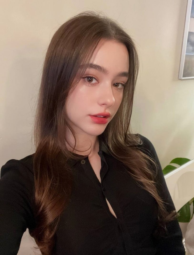 Dasha Taran mouth tongue