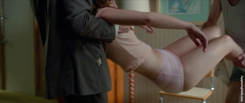 Mary Elizabeth Winsted Nude