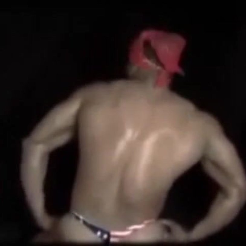 Ricardo Milos is dancing